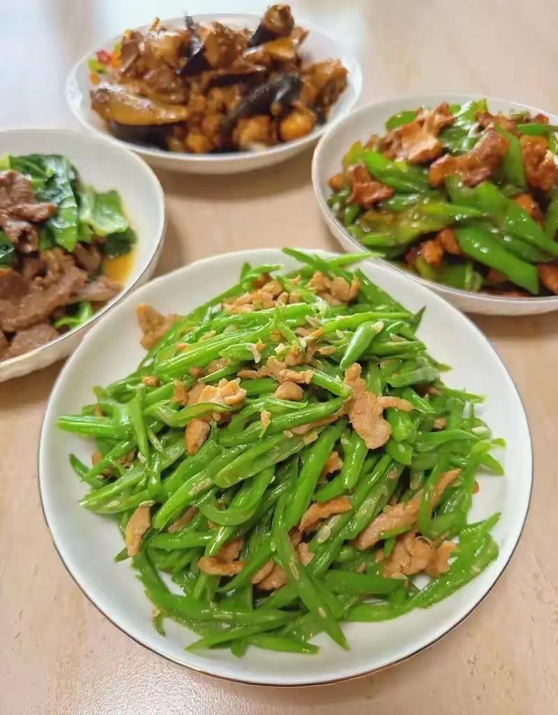 周末在家炒了四个菜：豆角炒肉丝、青椒炒肉、茄子烧肉、青菜牛肉，红红绿绿摆一桌，荤