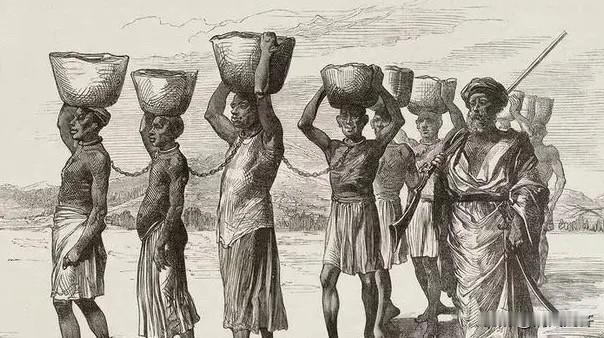 黑奴贸易里，奴隶贩子把黑人扒得精光、让男女挤在一起，表面看是省钱省事，实际上是一