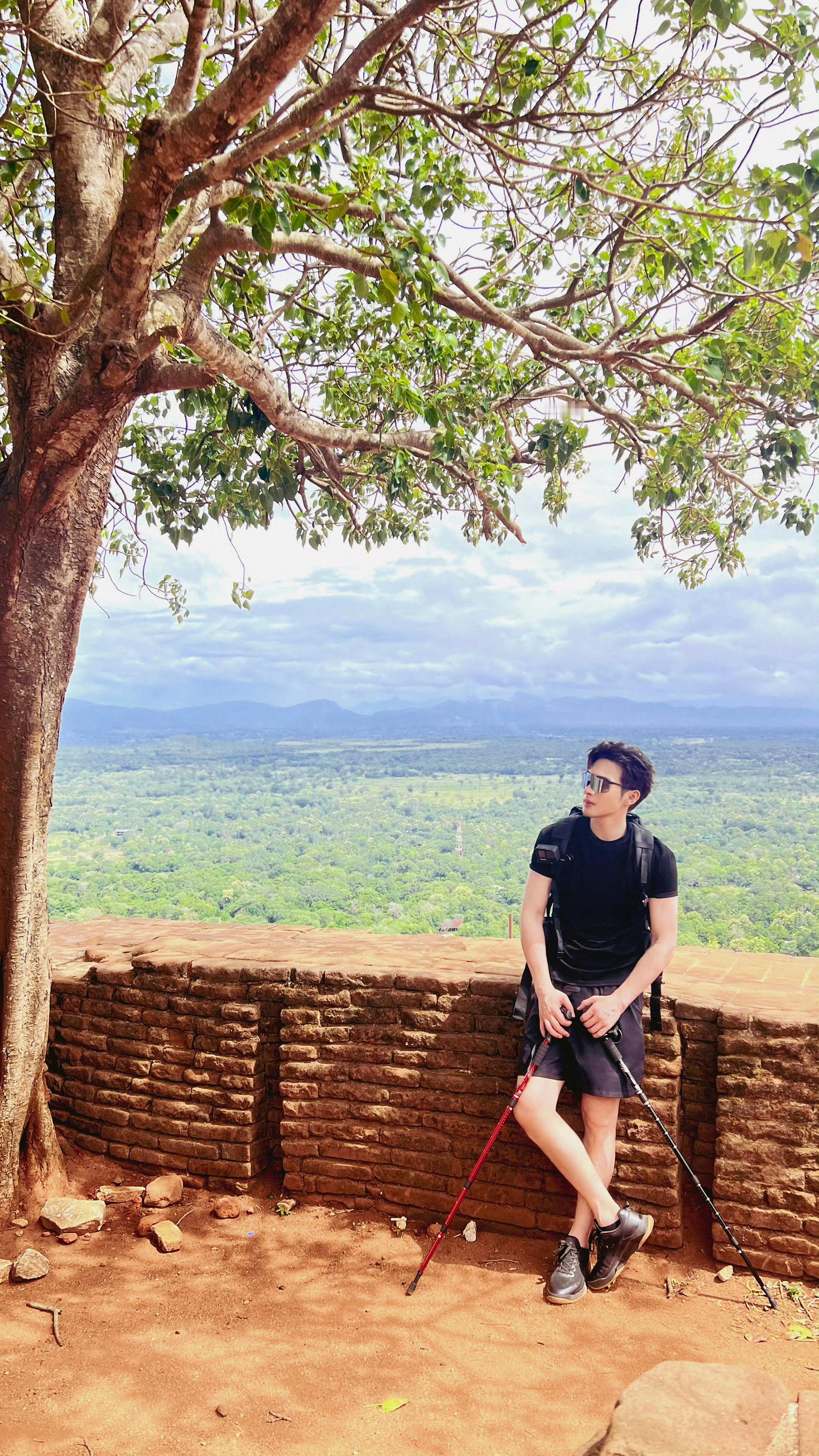 宝藏狐有礼 祝生日快乐🎂小星送【张彬彬亲签拍立得1张】①首先关注和，并在评论区