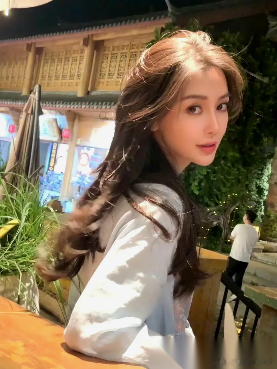 我有一个大胆的猜测， 演员陈赫， 很有可能是杨颖在综艺节目《奔跑吧兄弟》中遇到最