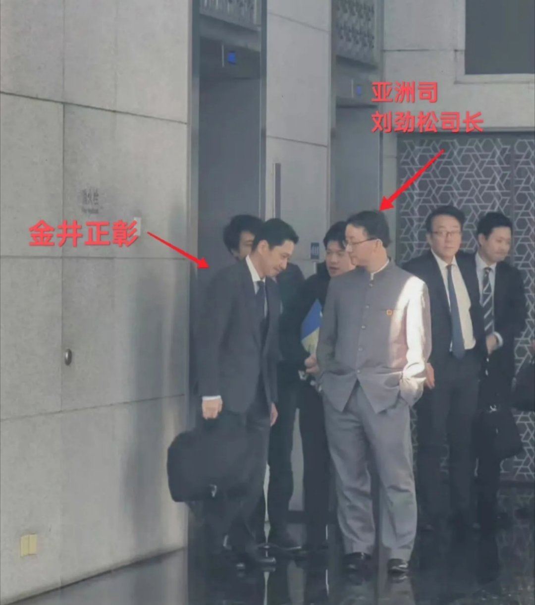 刘劲松司长双手插兜的姿式，侧目而视的表情，要是他面对的不是日本人，肯定网络上早就