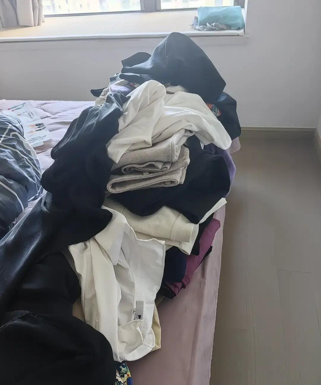 “你看你买了多少衣服，扔都扔不完！”老公看着我把一袋又一袋的衣服清出来，脸都气红