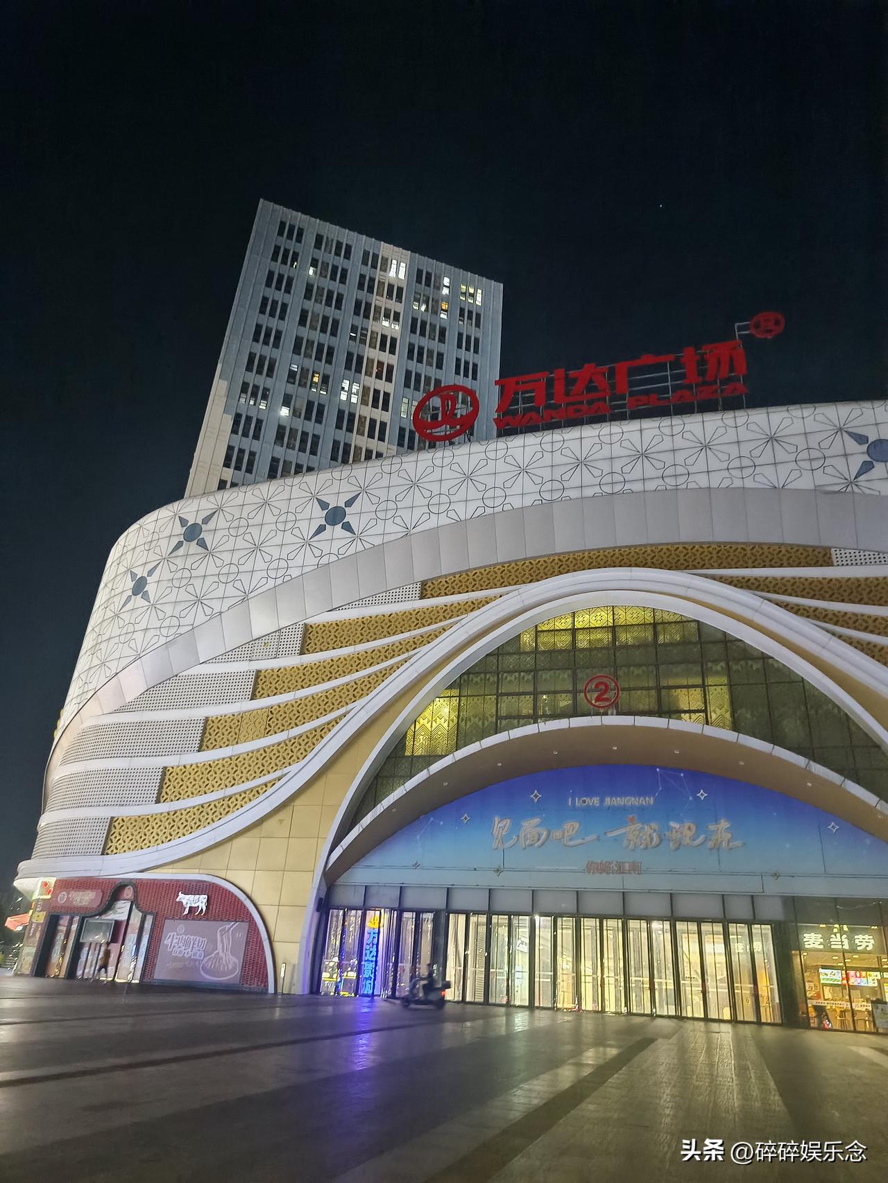 怎么样让自己保持快乐的心情？

快乐其实是一种选择，
早晨对着镜子傻笑一下，
莫