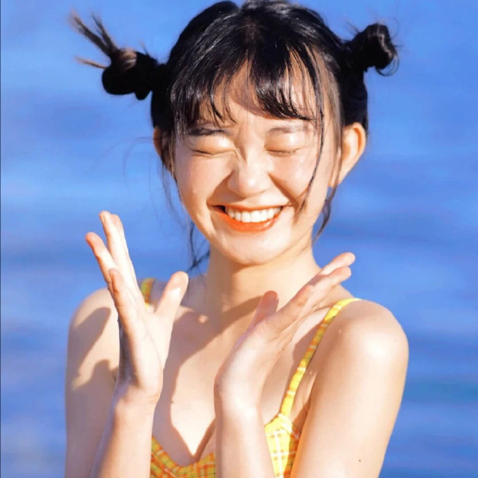 等着别人来爱你，不如自己爱自己。 