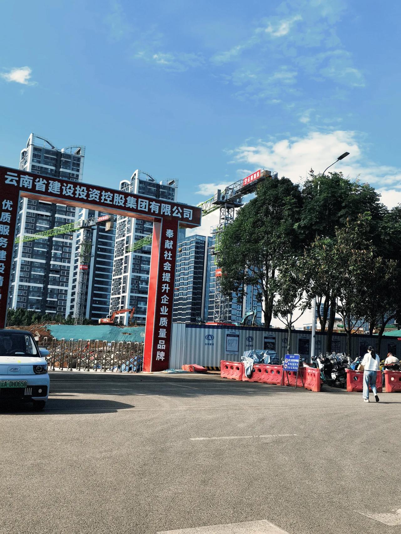 呈呈贡这边昆明市中医院旁，万达广场后面，在建昆明滇池明珠广场小学，凡事云南建投参