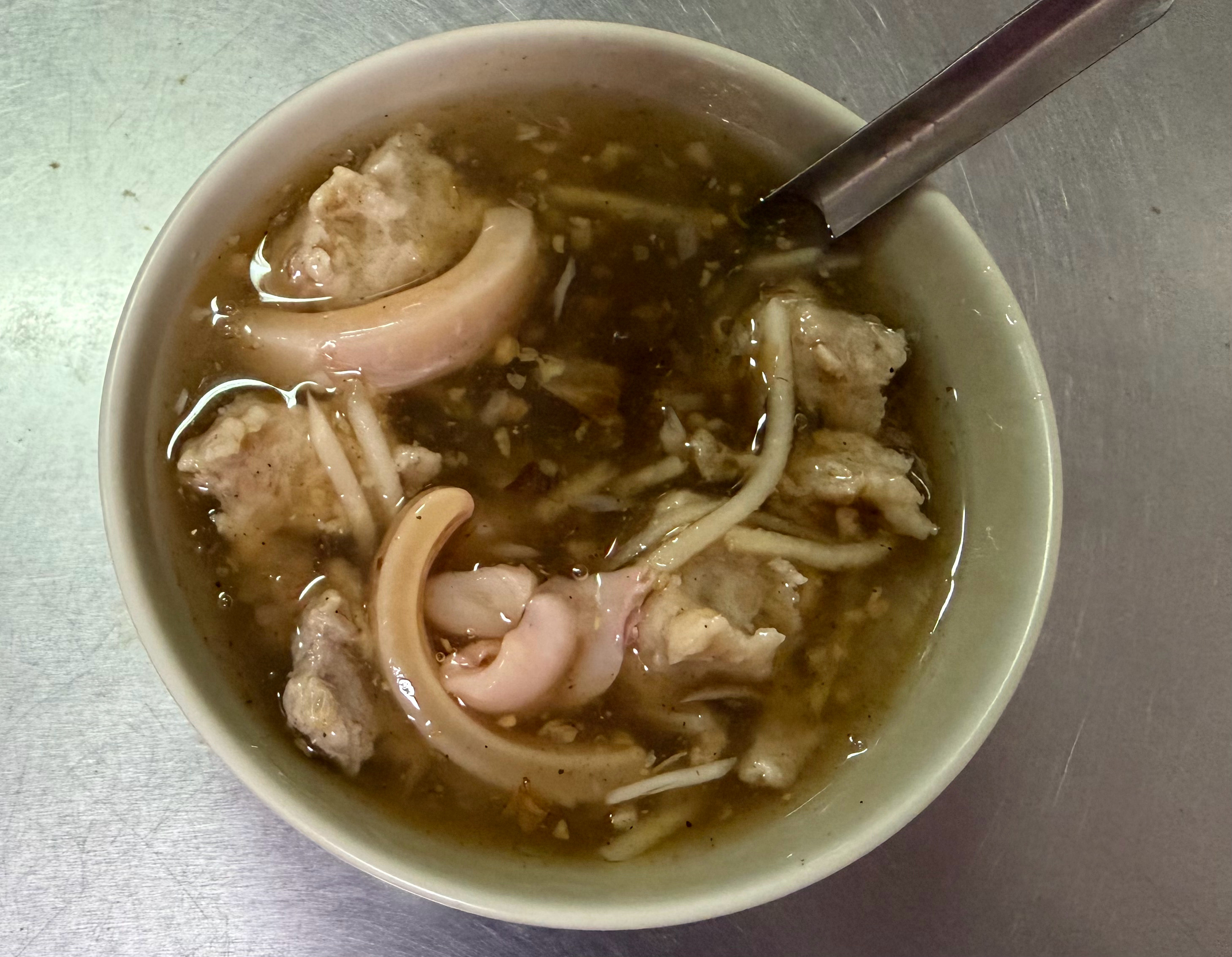 熱騰騰的一碗魷魚羹，Q彈的魷魚、鮮嫩的肉羹，加上爽脆的筍絲，在濃郁甘甜的羹湯裡交