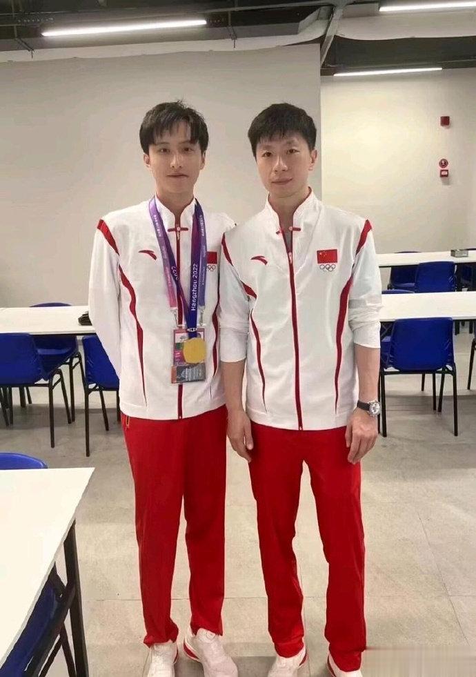 #马龙ame同框# 全员追星！DOTA2决赛赛后挂着金牌跟龙队合影[666]#杭