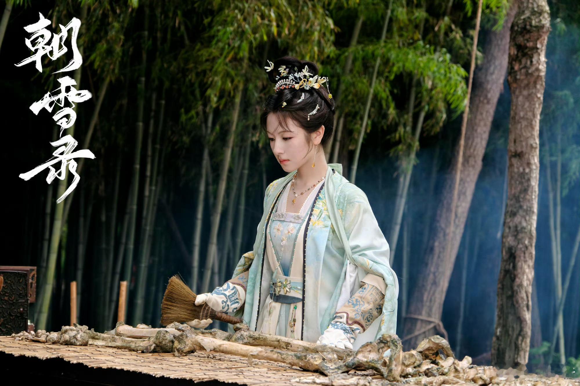 李兰迪秦莞，李兰迪朝雪录，活泼的叫顾盼生辉，矜持的叫稳重大方。 ​​​