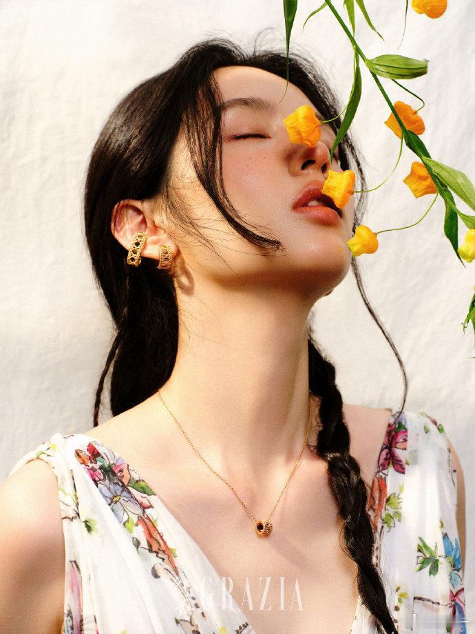 周也红秀六月刊封面周也红秀夏日度假大片 所谓的高级感，就是敢于在镜头前展现真实的