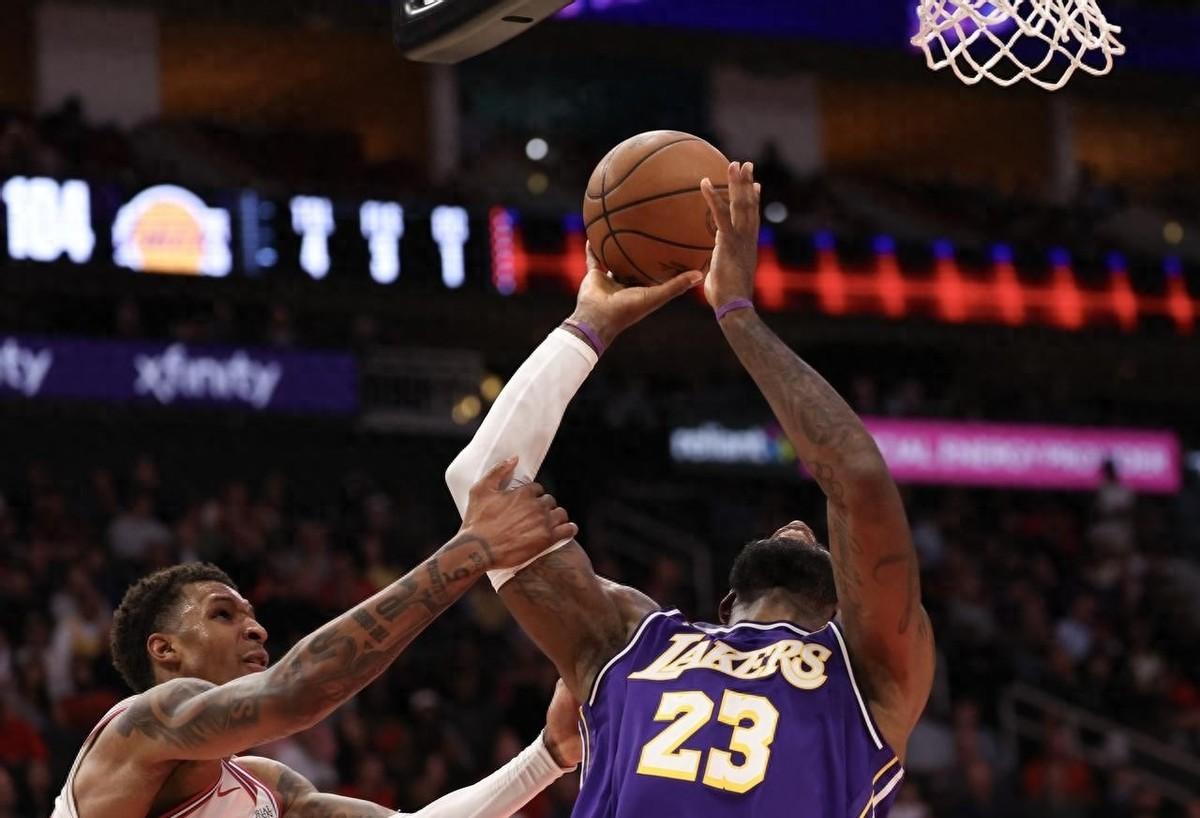 作为跟了老詹二十多年的铁杆球粉，看到那一幕我被拉下地的瞬间，心都提到嗓子眼了，手