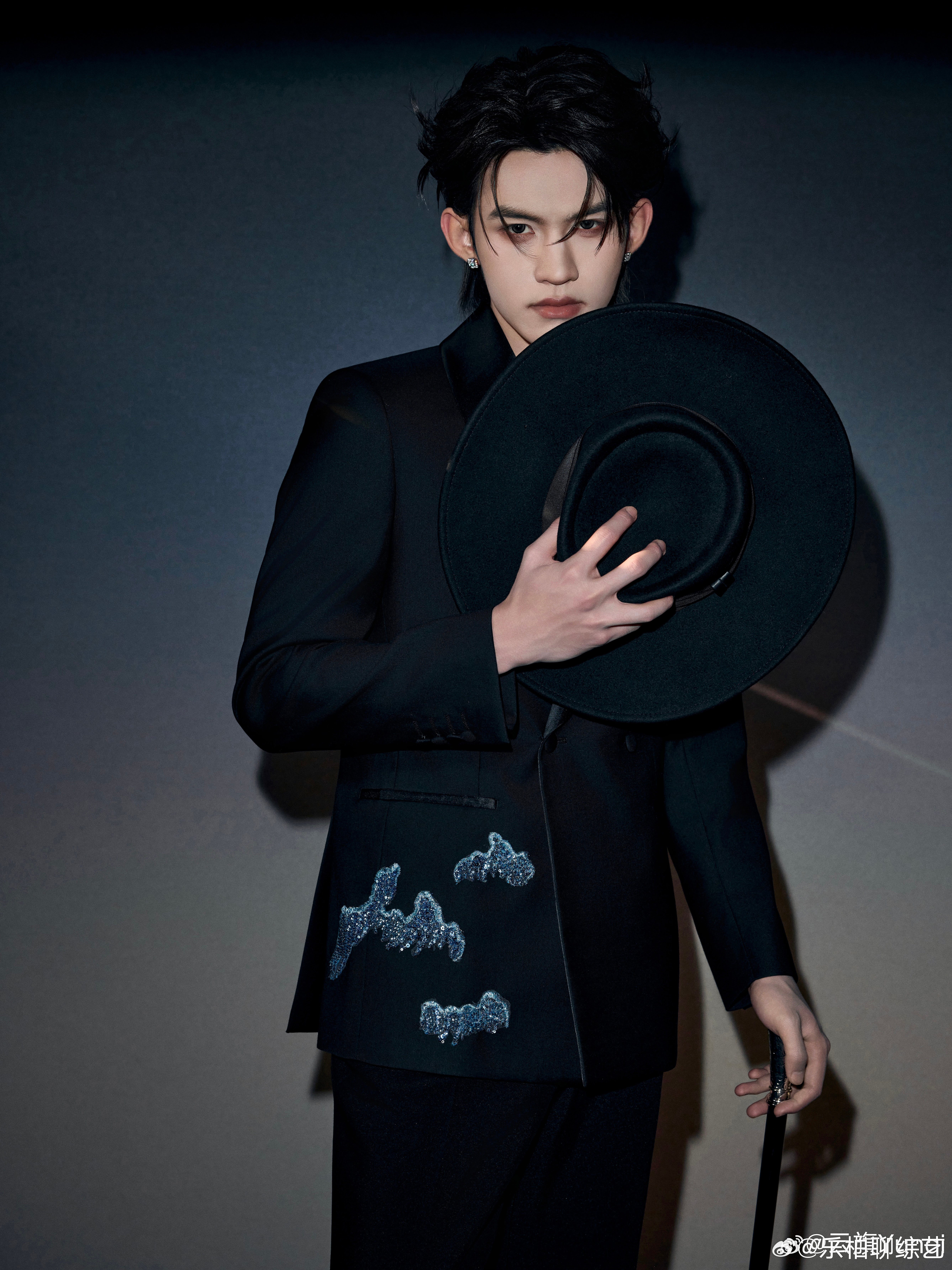 云旗高定 云旗高定穿搭风格适配度真的是100%呀，光看他这张脸就已经帅得很权威了