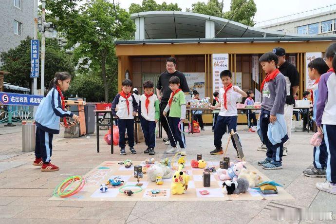 台州小摊主爱心义卖守护困境儿童近日，浙江温岭锦园小学温情开启爱心义卖活动，校园摇