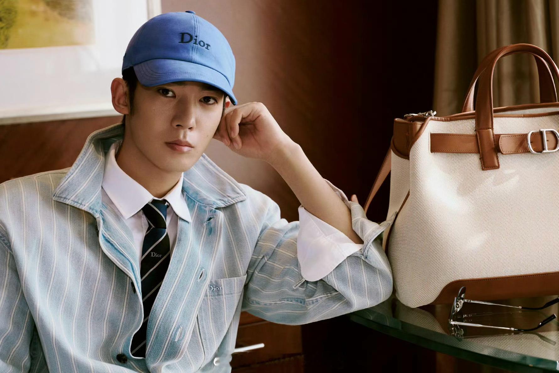 于适┊将亮相Dior 2027夏季男装秀，出发图身穿Dior 2026早秋系列条