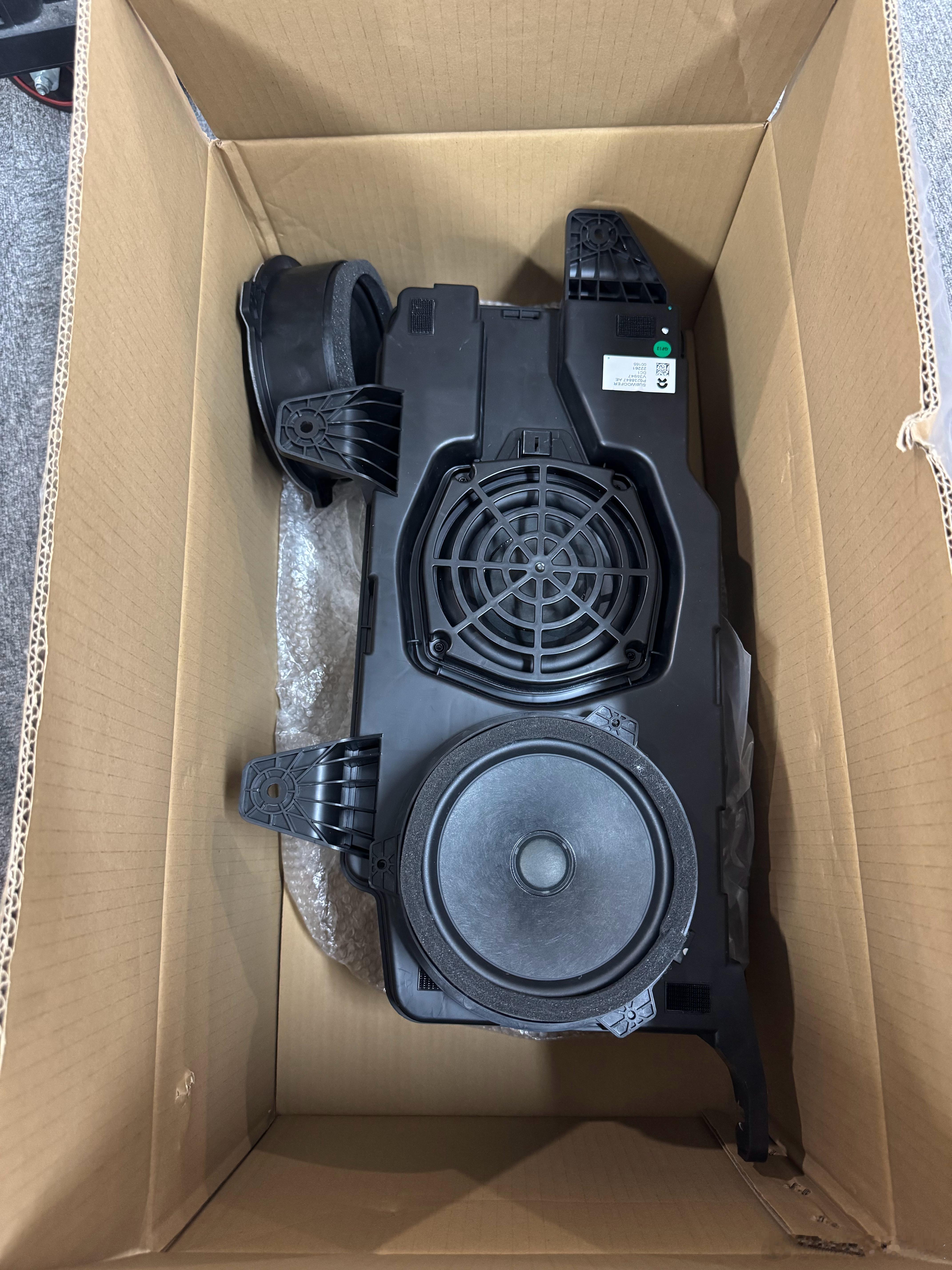 感觉有点脑残了，升级完音响把原车拆下来的两个 6 寸喇叭和低音炮自己留着了，本来