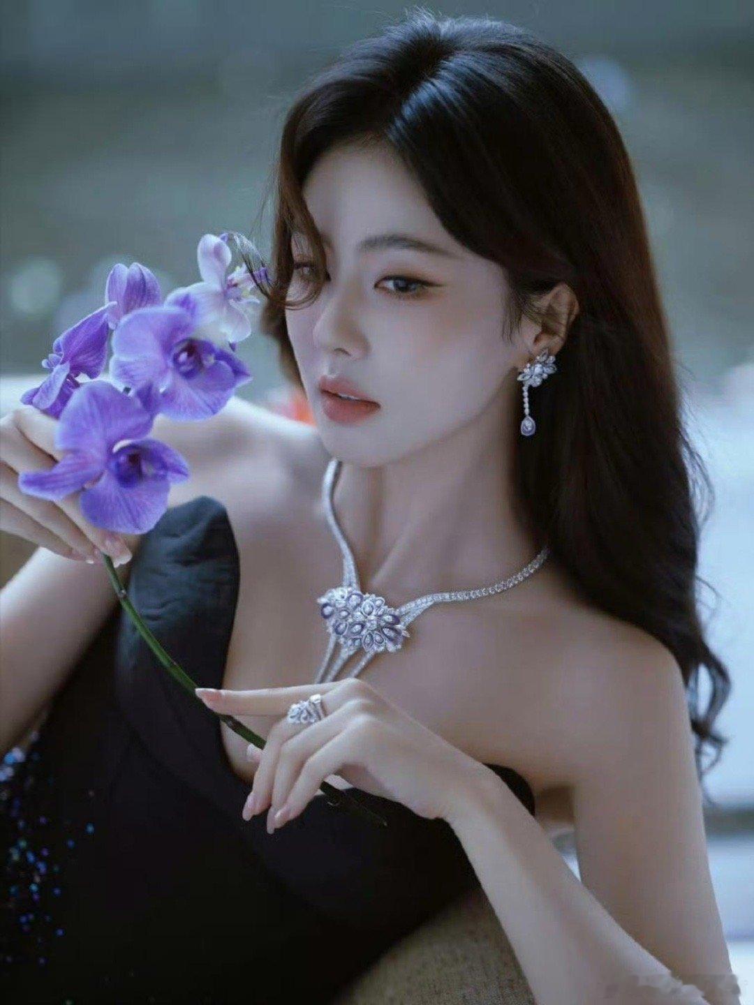 白鹿做美甲娱乐圈双璧之一的白鹿晒出美照现实做了美甲， ​​​