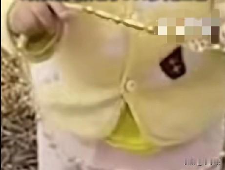 近日，广东佛山一女童跟着父亲出去玩，在草地上，男子看到女儿拿着一根链子在甩着玩，