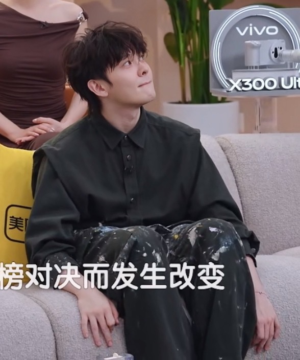 就这样萌萌的坐着听别人说话