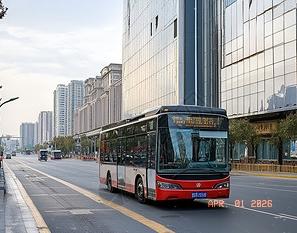 买菜归家走出地铁，缓步踏上斑马线。
公交稳稳停车等候，司机暖心挥手示意先行。
一