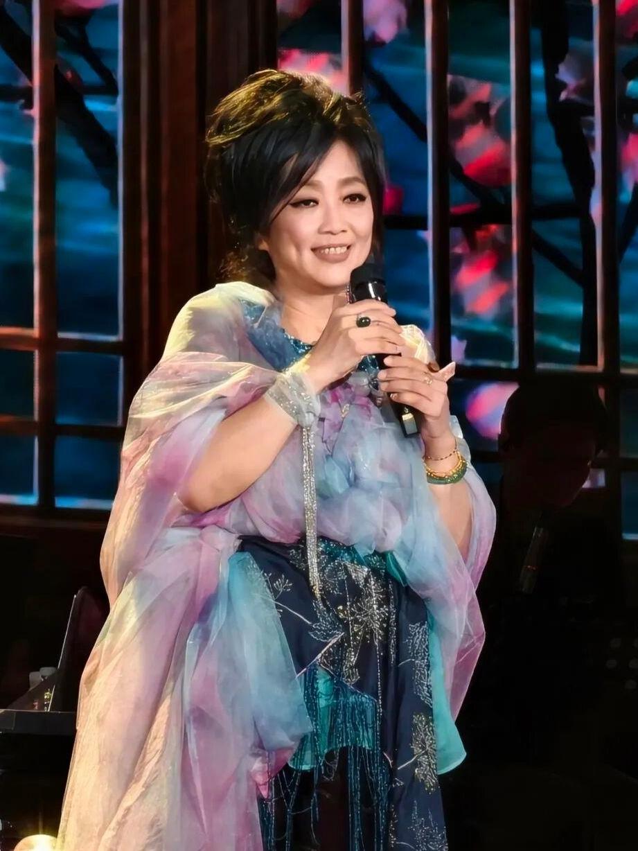 齐豫两首歌，让人破防的不是歌曲，而是情怀

近日，69岁的齐豫在《歌手》的舞台上