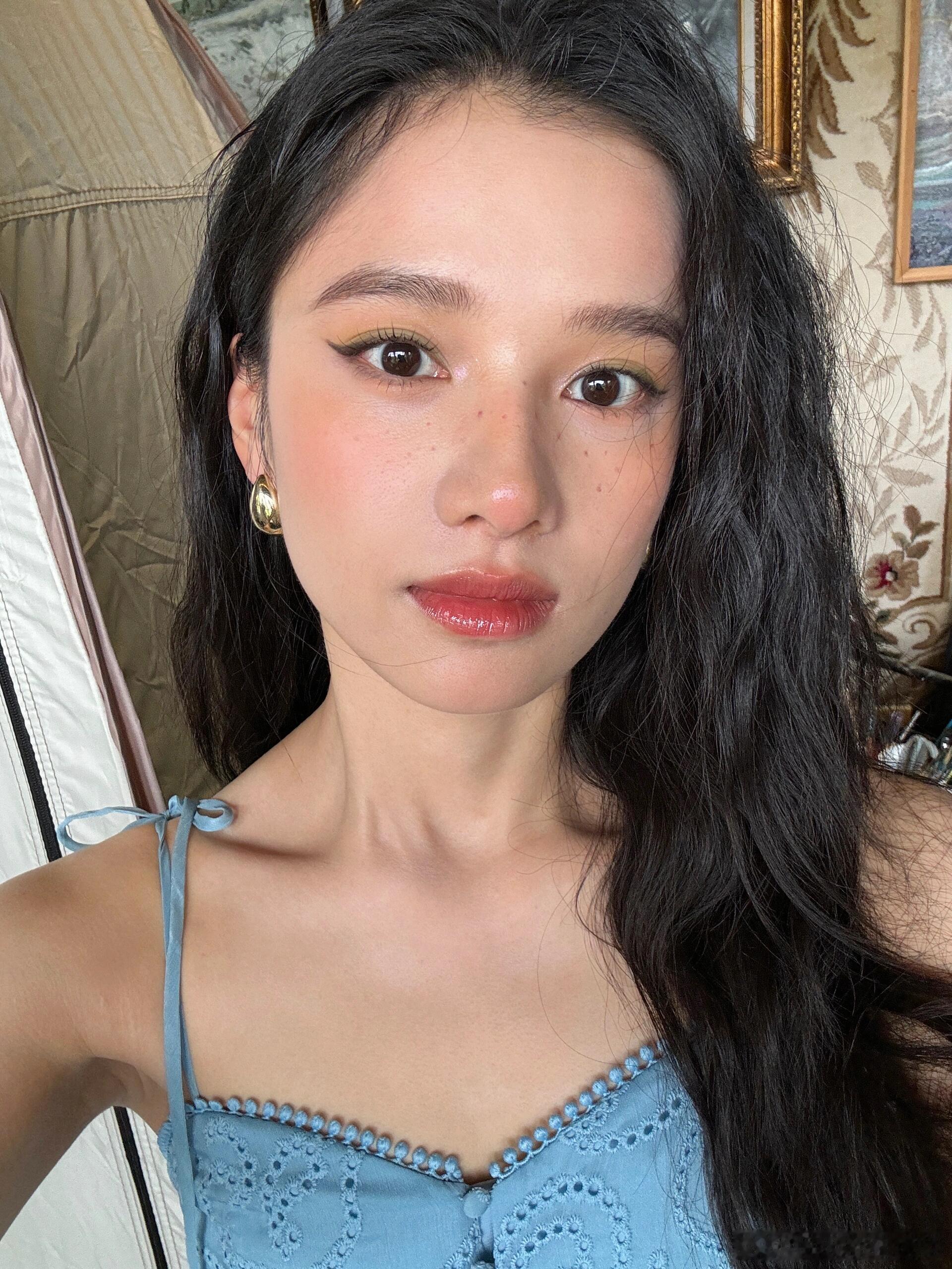张婧仪美女的脸就应该被我用这种距离反复欣赏！🥰🥰🥰 