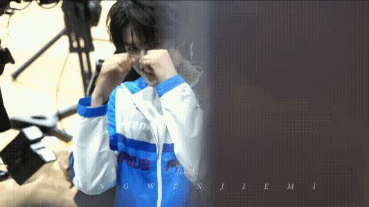 装哭的小宝宝张极05后第一男歌手