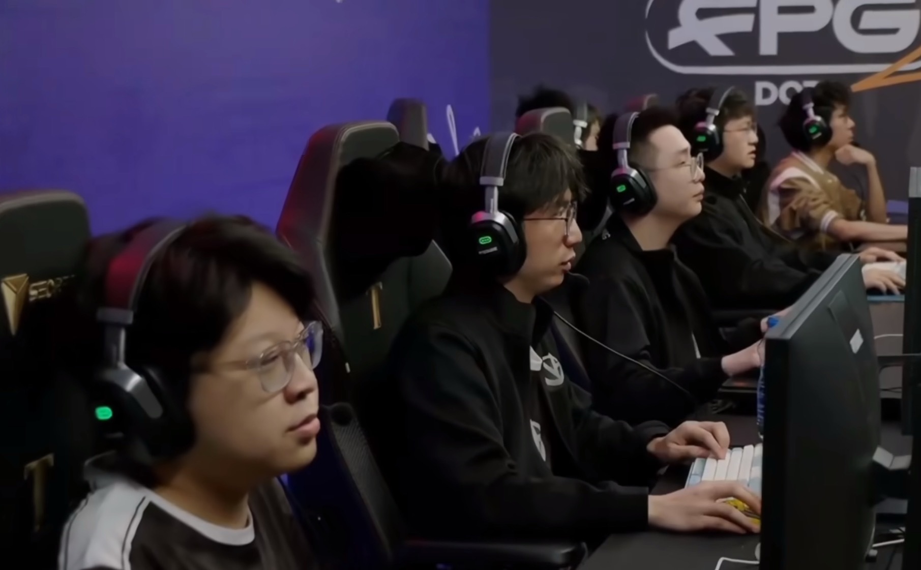 超哥：杨哥给我发微信说吓了一跳，他附的照片是ws的一个镜头，他说吓了一跳，以为猪