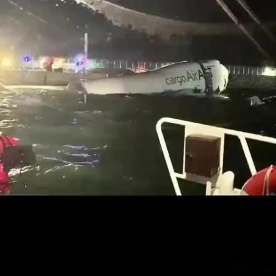 《一货机在香港机场降落时冲出跑道 地勤车被撞致两人死亡》一货机在香港机场降落时冲