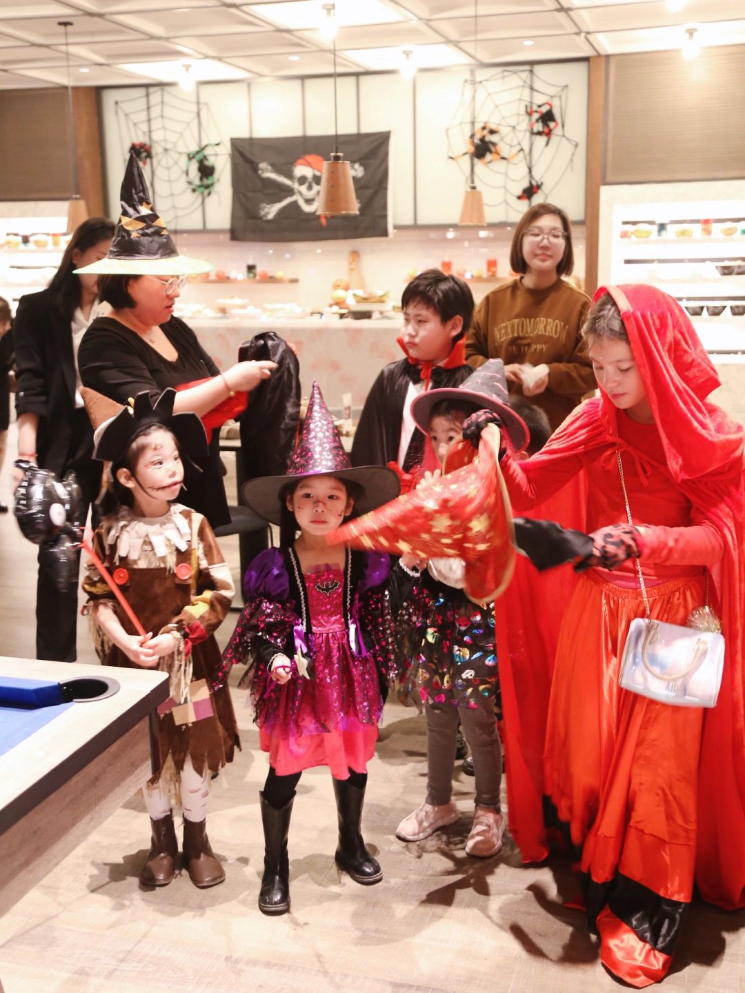 不给糖就捣蛋太有趣了，这儿太有氛围了！