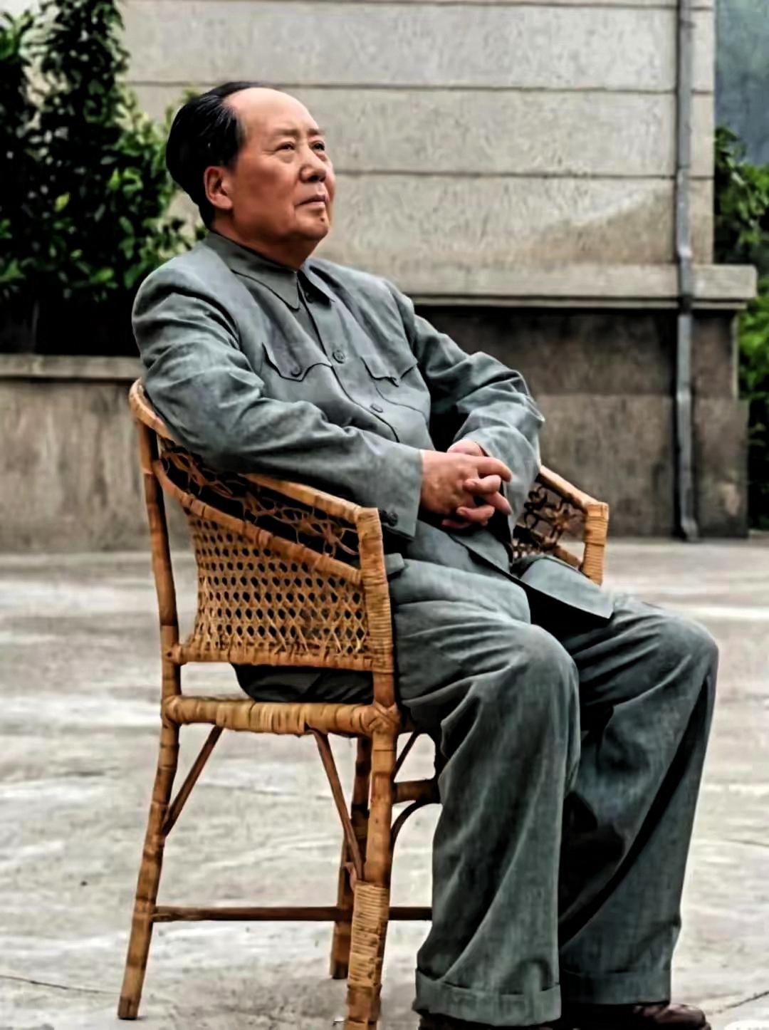 人民在他心中，永远是至高无上、无可替代的。他那句振聋发聩的名言：人民，只有人民，