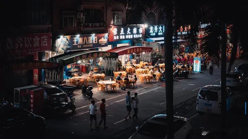 分享一下你随手拍下的城市夜景晚风吹散了白日的喧嚣，立交桥上车流拉出暖橙色的光带，