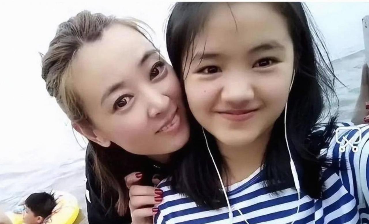 网传《变形记》走出的女孩李勒优，和养母晋妈闹僵了。
二人因《变形记》相识，节目录