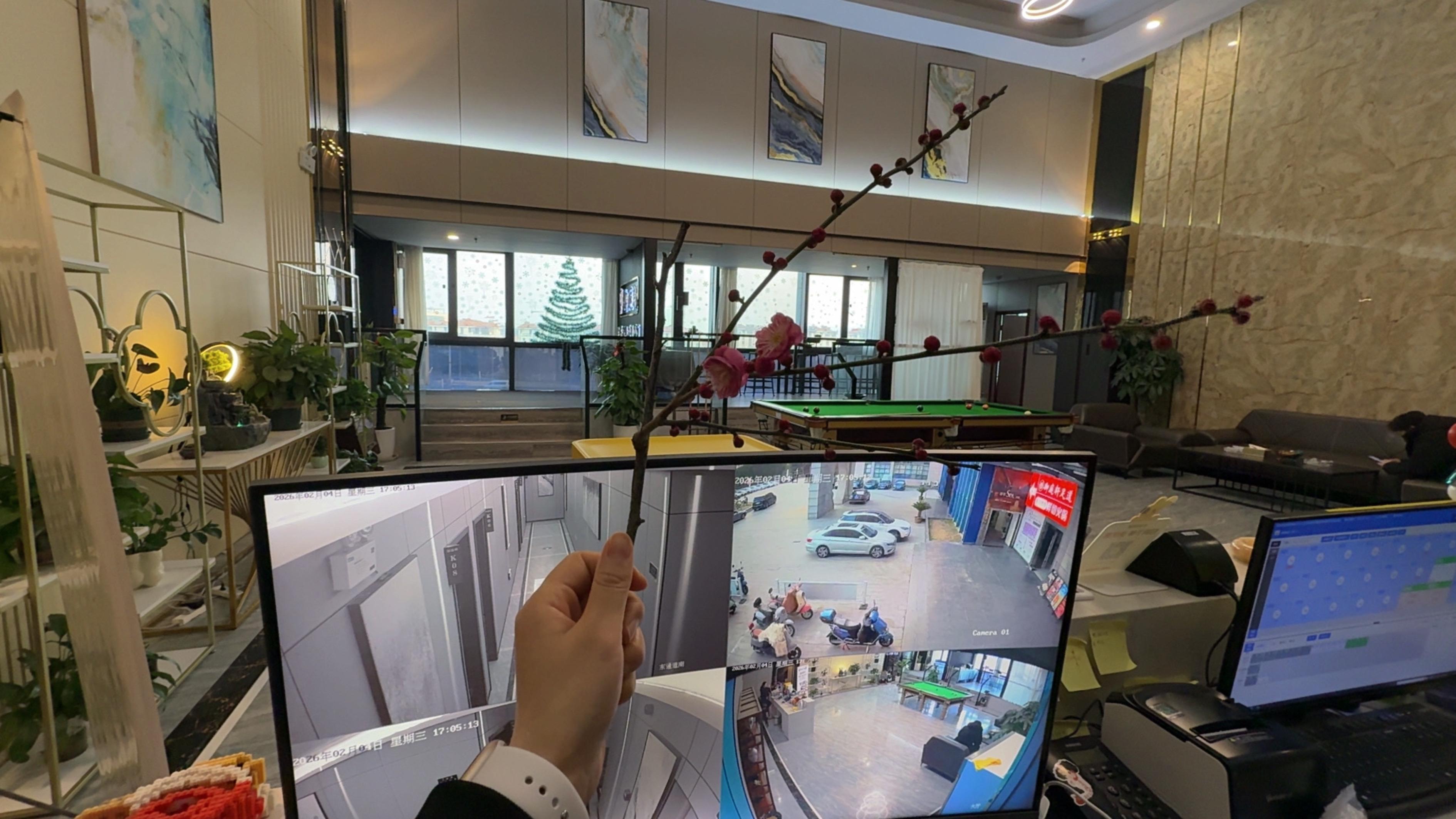 不经一番寒彻骨，怎得梅花扑鼻香。