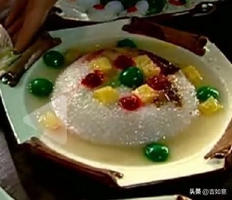小时候过年，江米红绿樱桃羹是餐桌上的甜蜜回忆。那红彤彤绿晶莹的樱桃，点缀在软糯的