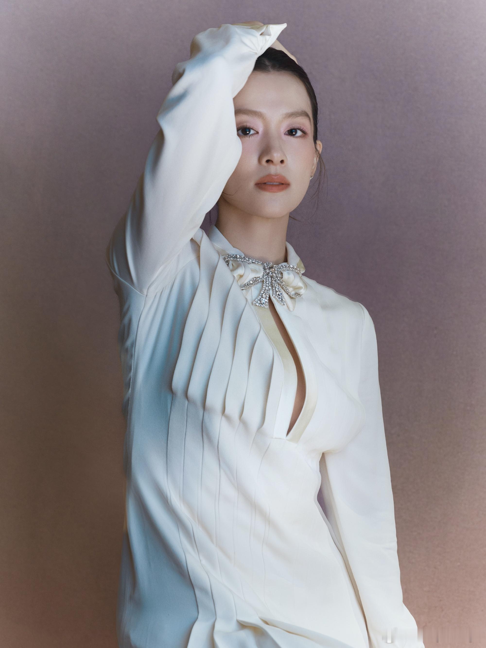 陈昊宇亮相上海国际电影节两套造型大片，身穿代言品牌Prada 和Ports 19