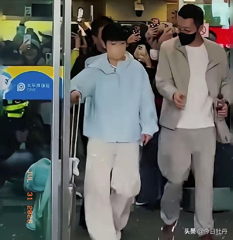 好暖心的画面，机场接莎莎的竟然是她舅舅，莎莎爸妈公务忙，抽不开时间，舅舅在北京，