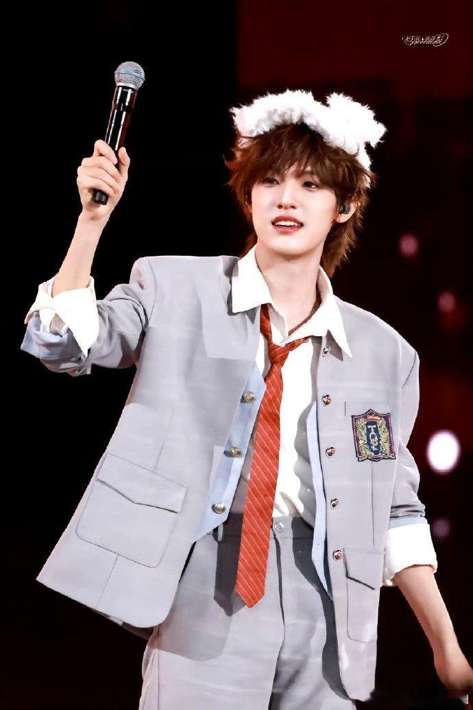 张泽禹的帅从来都不是靠穿搭堆砌的，是骨子里透出来的少年意气和精致五官，随便穿穿都