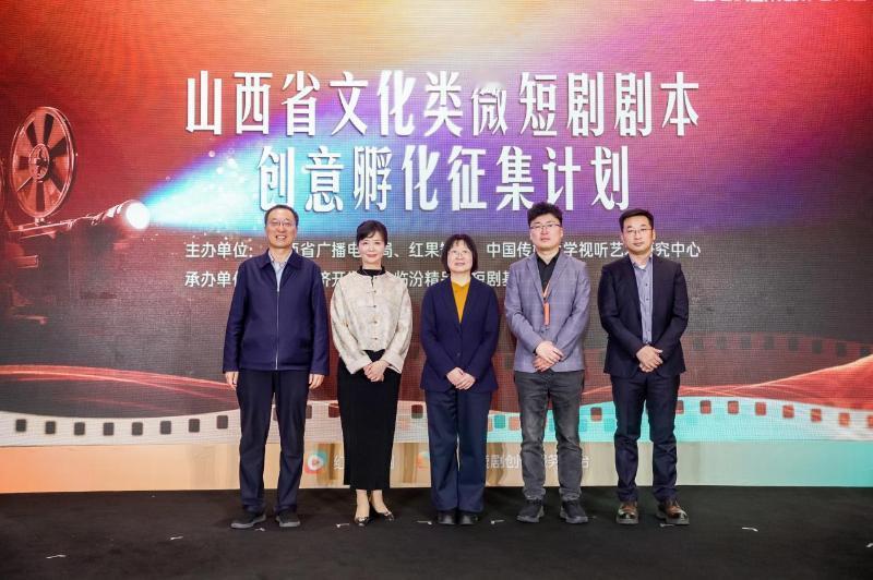 微短剧，正是扎根生长时

当《盛夏芬德拉》以电影级质感刷新红果短剧热度纪录，当《