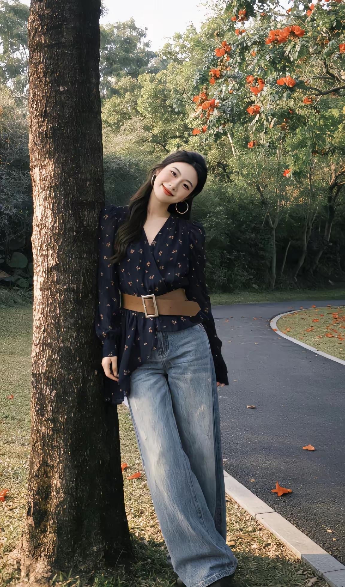 秋日漫步，与树相依，感受自然的美好。🍂🍁🍂