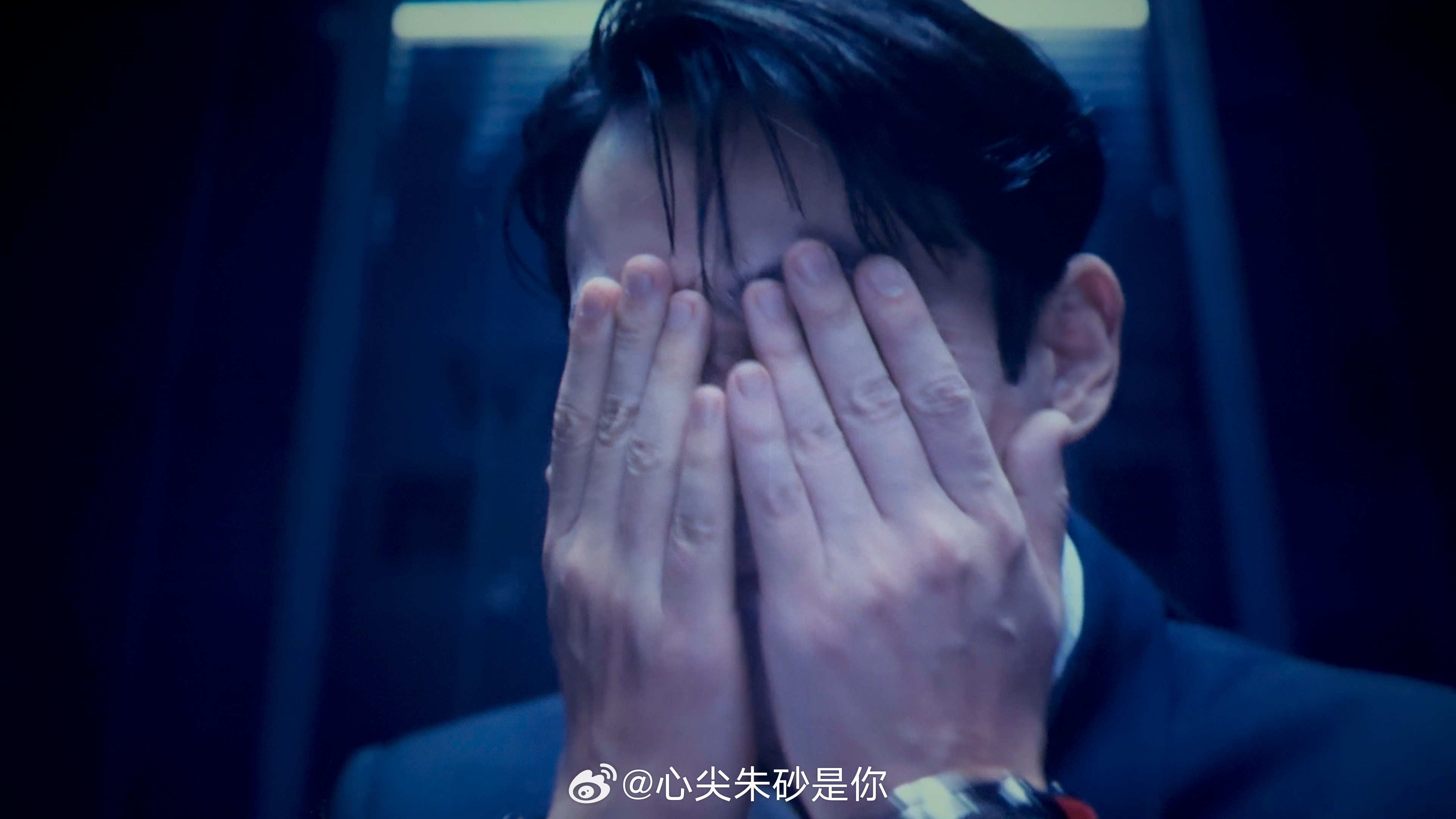 看电影总忍不住惊叹，万梓强竟然是朱一龙演的！看着银幕上的他时常恍惚发问这是朱一龙