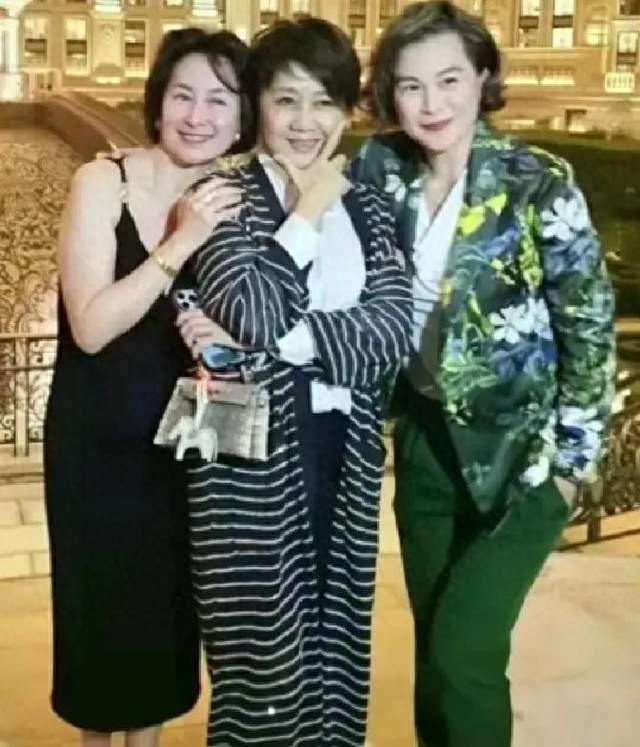 何猷君答谢宴家族成员齐聚，何超琼上台送祝福，梁安琪全程很低调