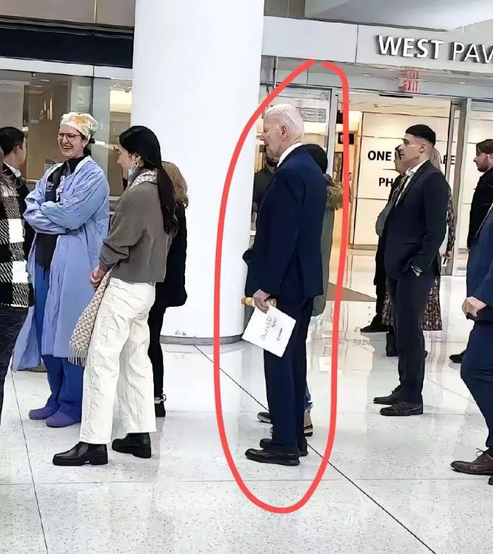 你敢相信吗？堂堂的美国前总统拜登，竟然亲自到医院排队候检！究竟是谁“剥夺”了他的