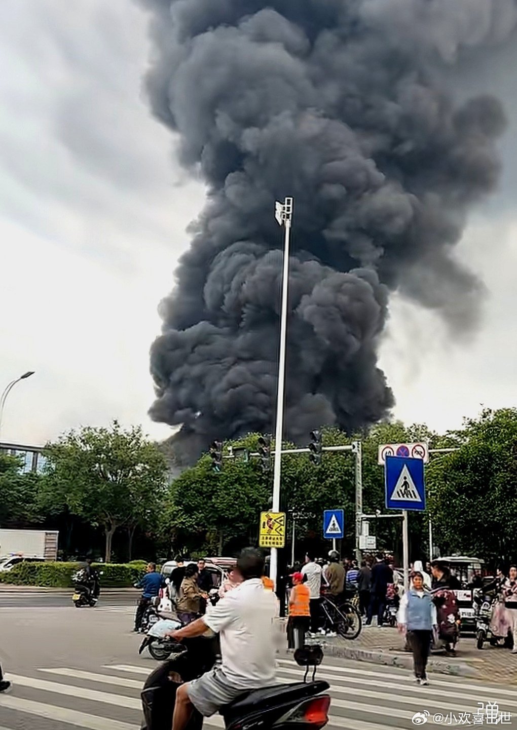 不知哪里起火了，浓烟滚滚 