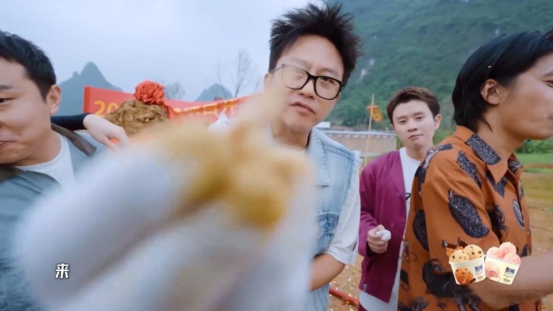 邓超喂完鹿晗喂观众邓超喂鹿晗爸爸喂儿子哈哈哈哈哈 邓超捧窑鸡捧了半天，手都烫得不