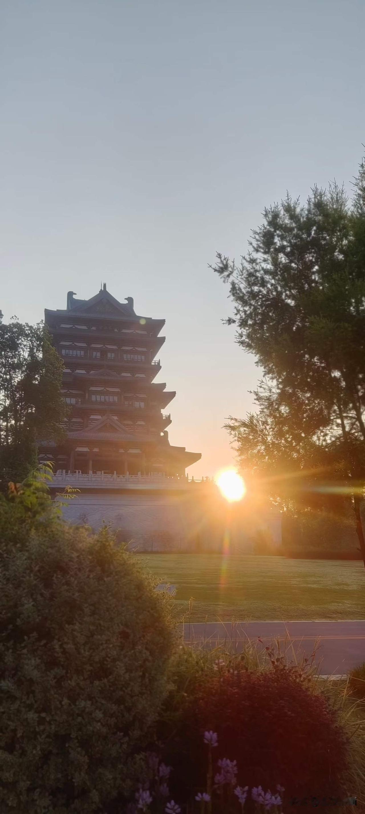 东安湖日出，早安吉祥。
图文原创：东山闲人  杨西屏
带定位晒今日生活