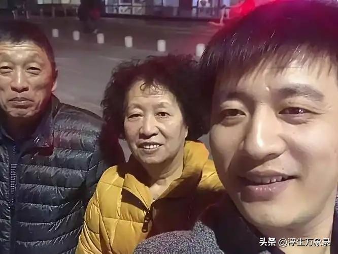 很多人只看到张雪峰现在的风光，却不知道他最难的时候，到底有多拼。
 
他在采访中