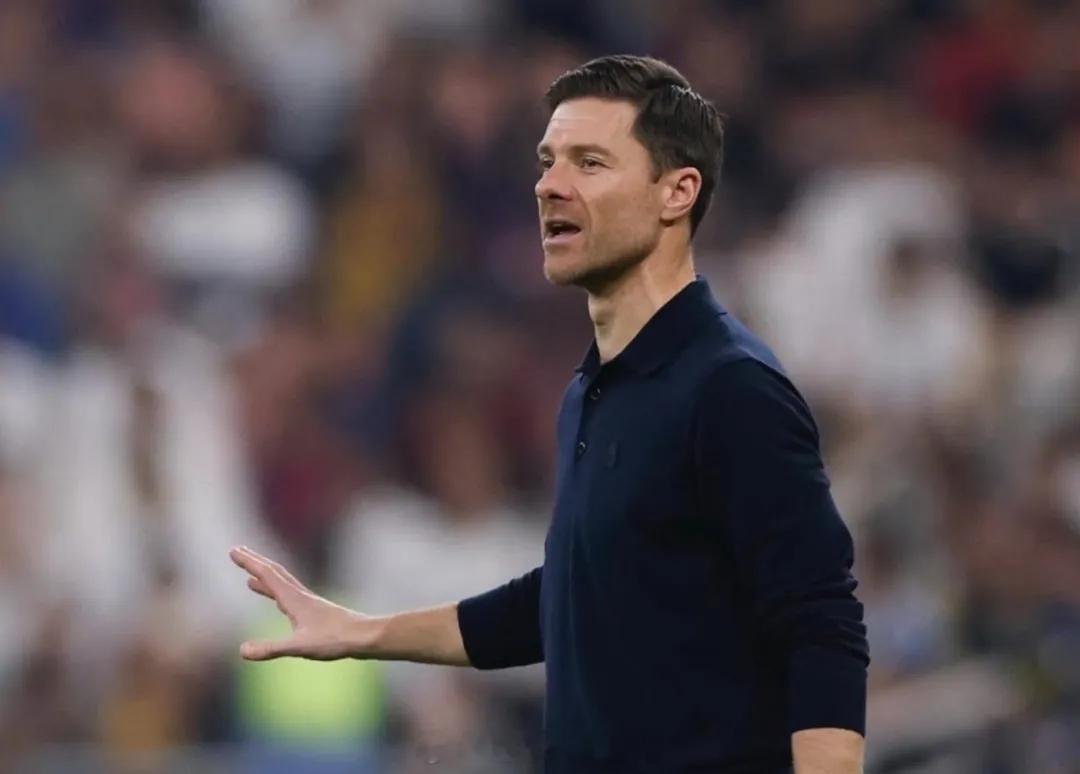 罗马诺发推：阿隆索在主教练市场上并未失去吸引力，尽管他在皇马的篇章让人失望，但阿