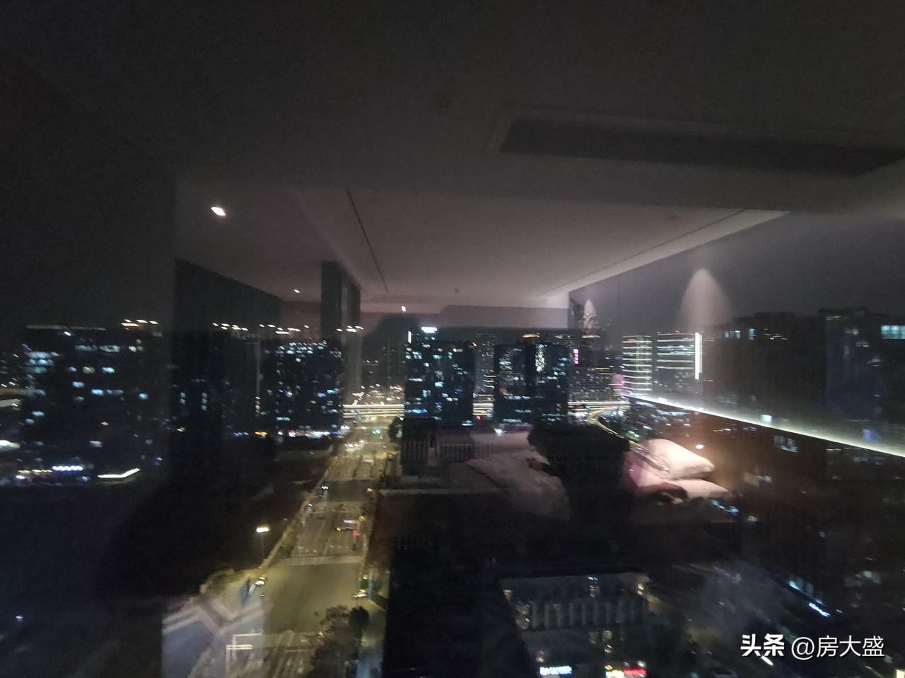 不知从何时起，竟有人觉得清洁工这份工作“丢人”，这想法荒谬透顶！清洁工可是城市的