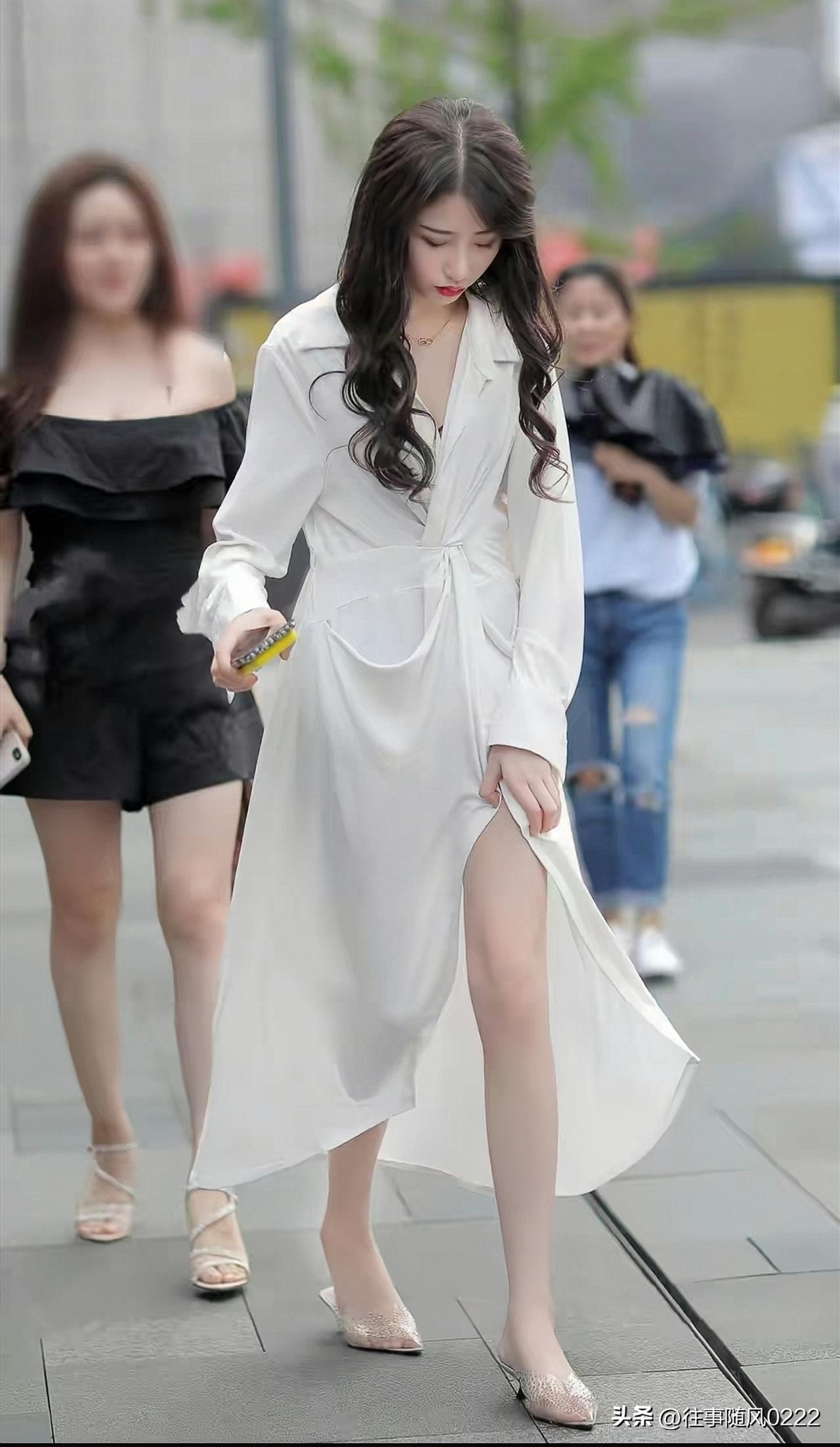 优雅白裙漫步街头，时尚与自信并存