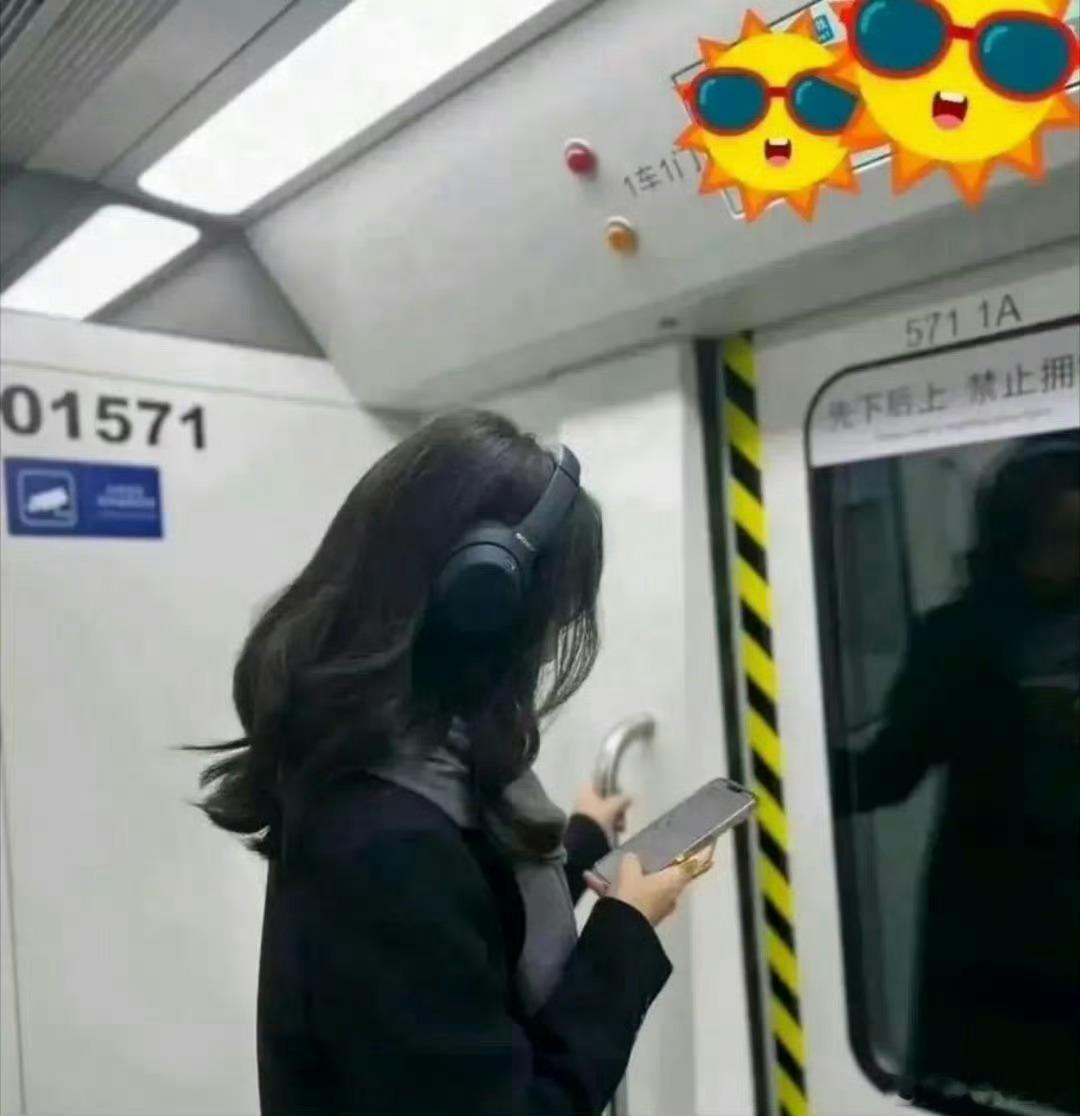 网友投稿：地铁上碰到的，她不会觉得自己很时髦吧？ 在地铁遇见老钱风了