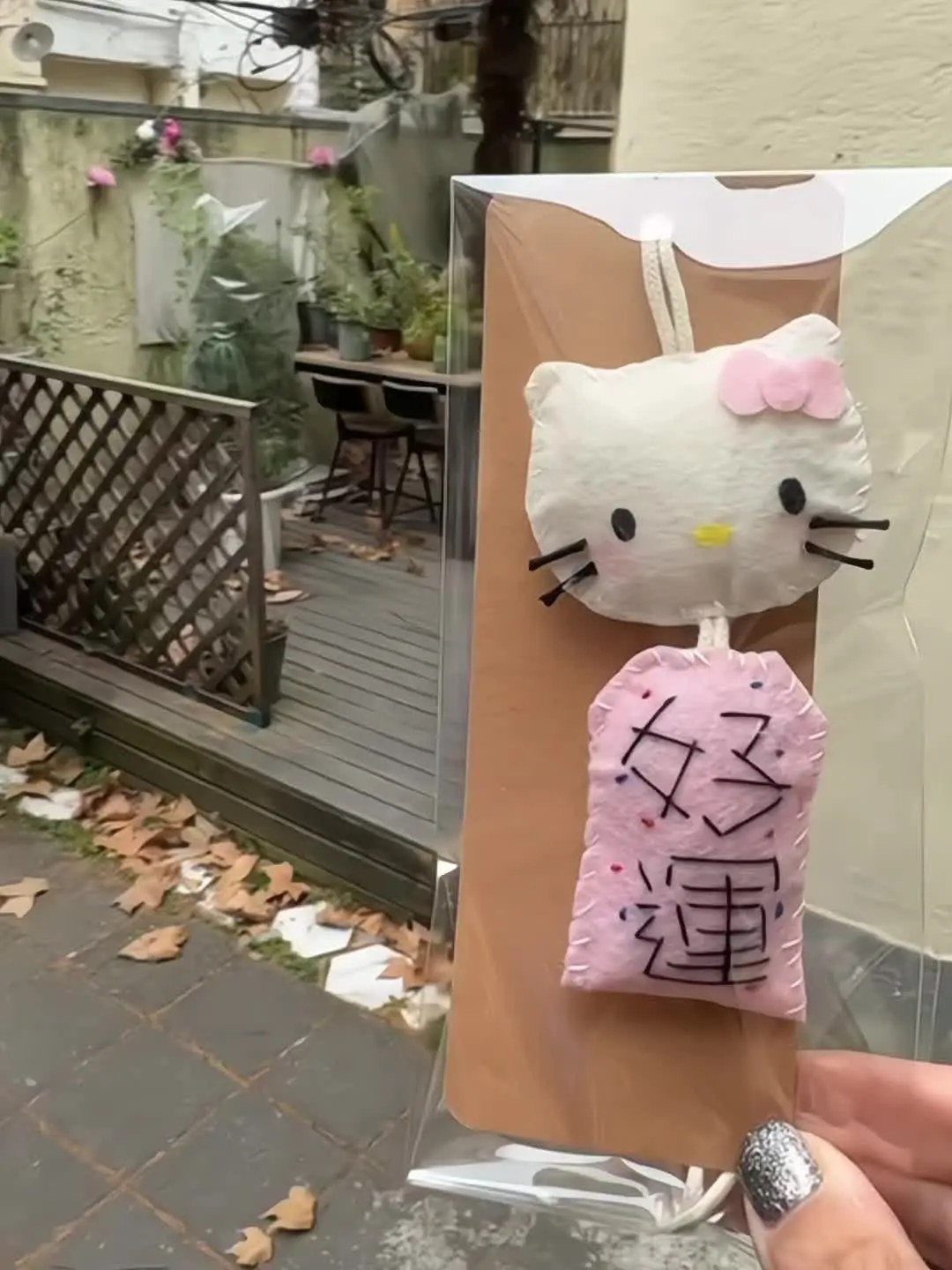 没关系 我那心灵手巧的好朋友会给我做不织布挂件